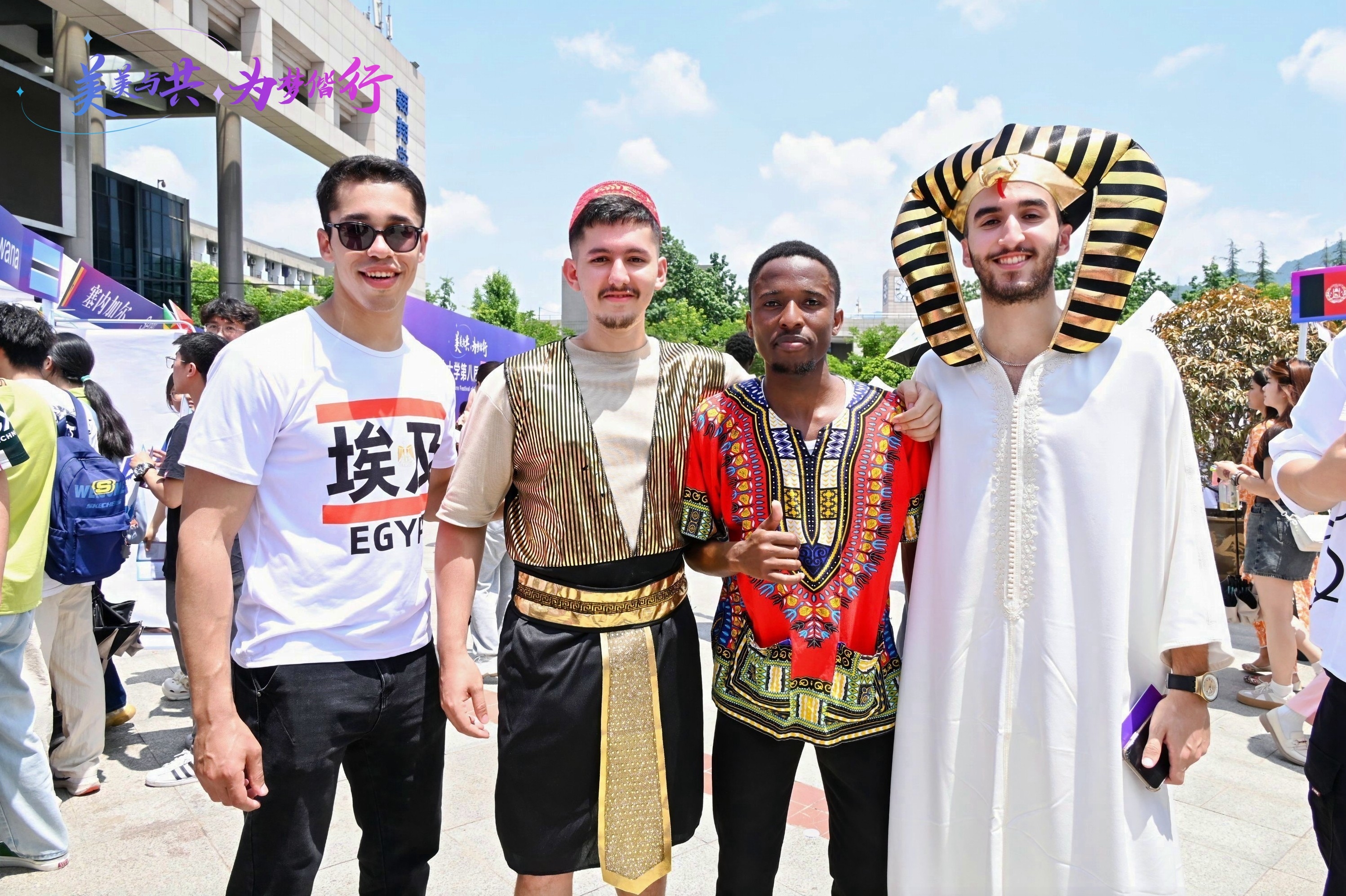 12--展台埃及合影.jpg