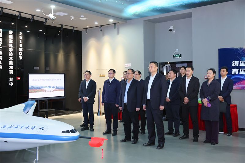 校长 宋保维陪同辽宁省高涛副省长参观科技馆 (2).JPG