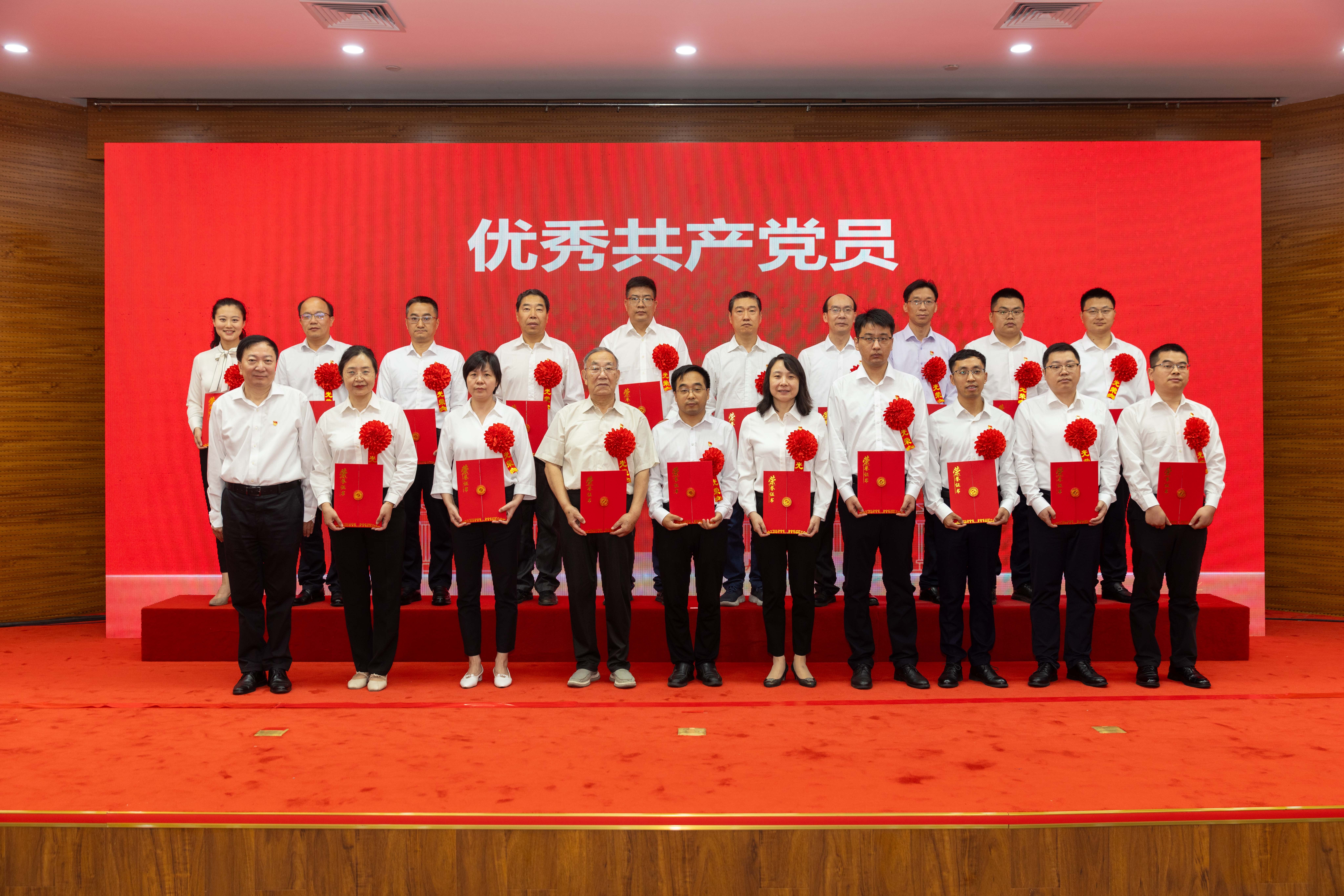 20240701万象城娱乐awc线路“七一”表彰大会优秀共产党员1——司哲摄.jpg 20240701万象城娱乐awc线路“七一”表彰大会优秀共产党员1——司哲摄.jpg