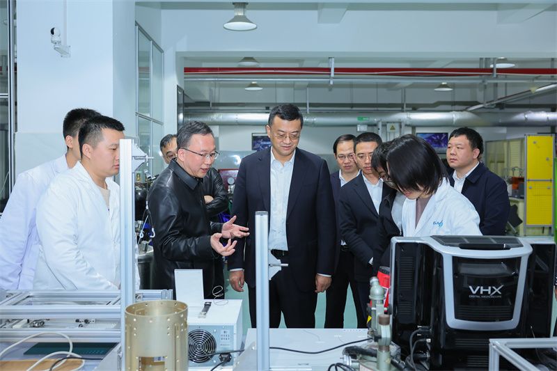 副校长 张卫红陪同辽宁省高涛副省长参观航宇结构实验室 (1).JPG