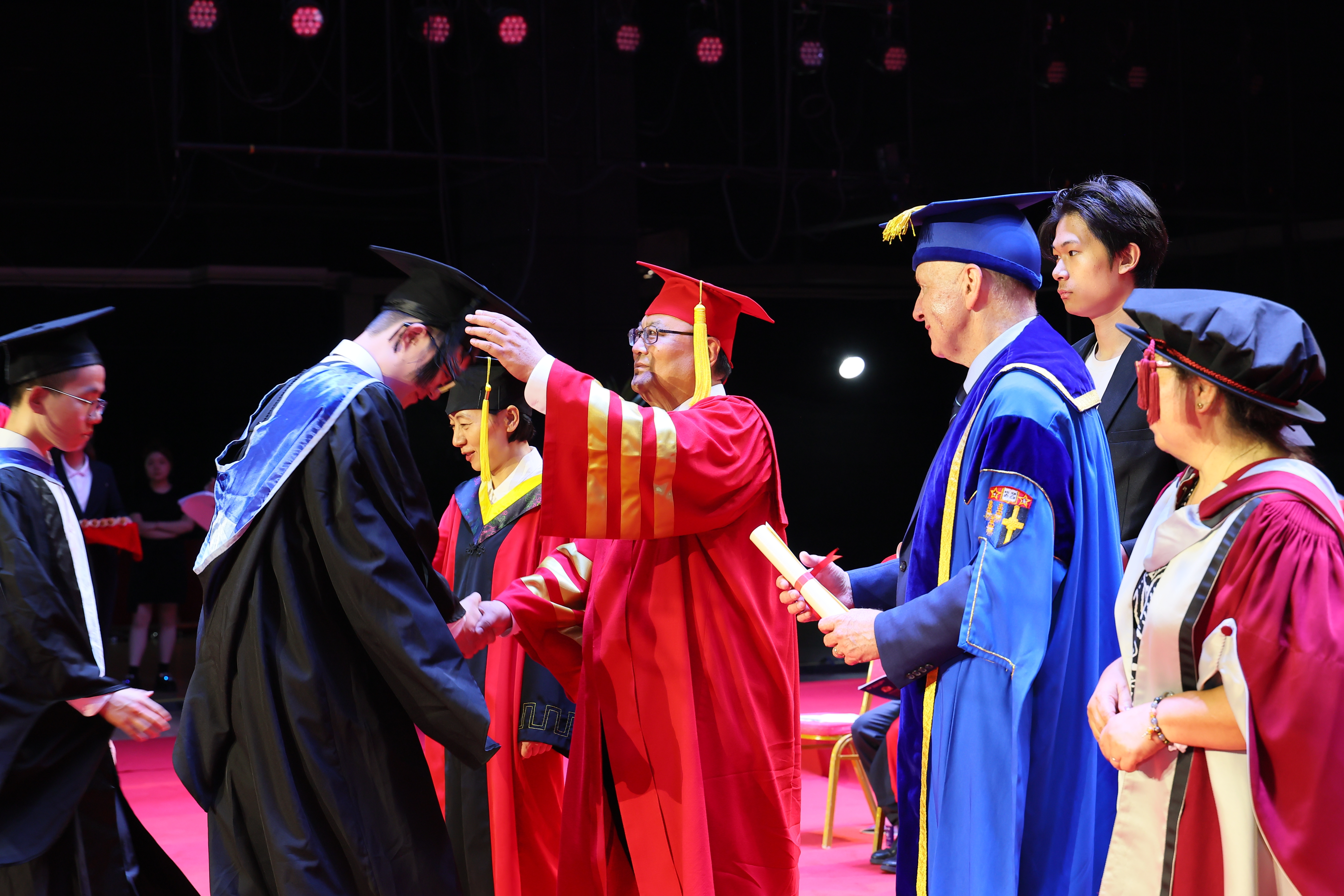 颁发学位证书、拨穗(8).JPG 颁发学位证书、拨穗(8).JPG