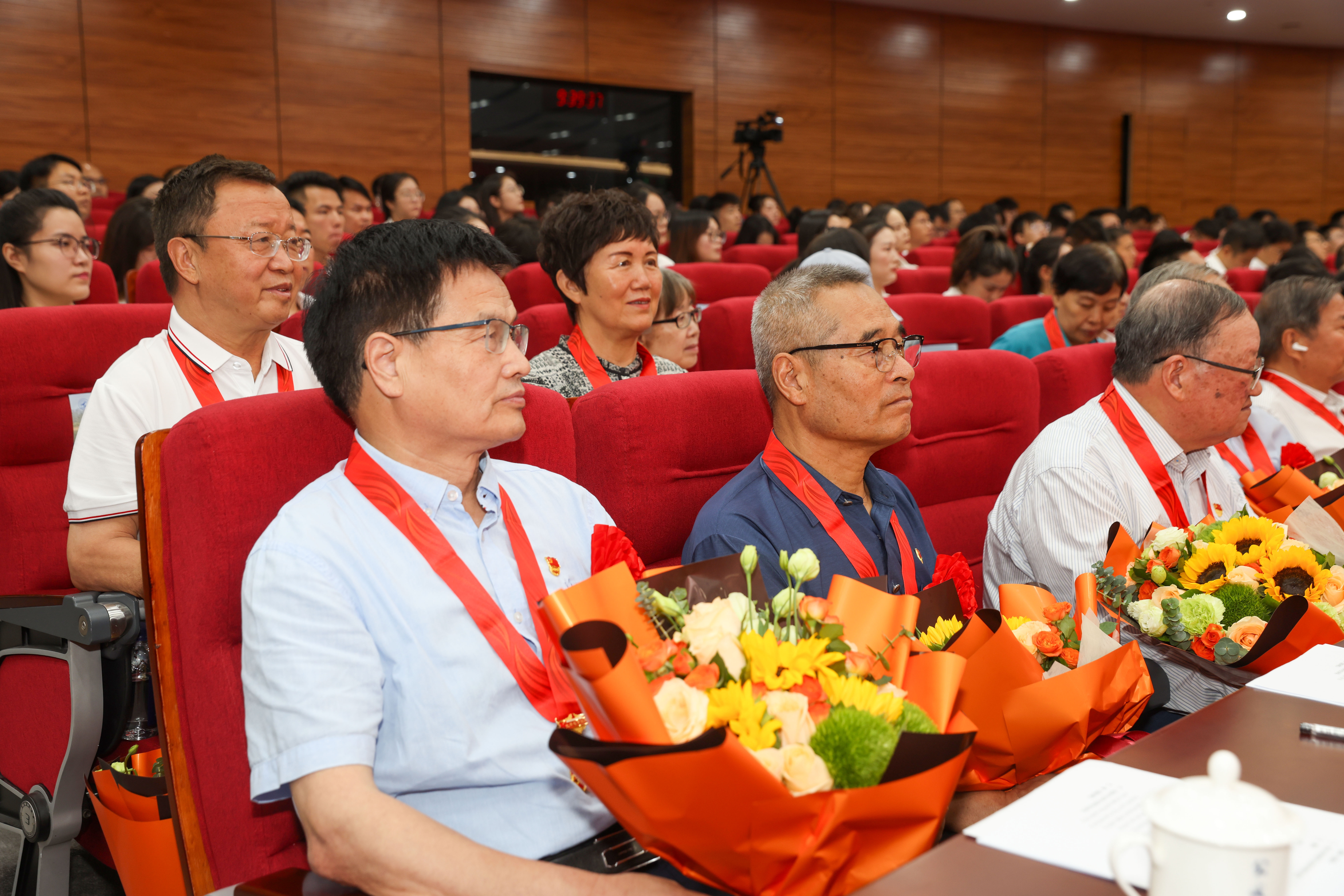 20240701万象城娱乐awc线路“七一”表彰大会光荣在党50年6——司哲摄.jpg 20240701万象城娱乐awc线路“七一”表彰大会光荣在党50年6——司哲摄.jpg