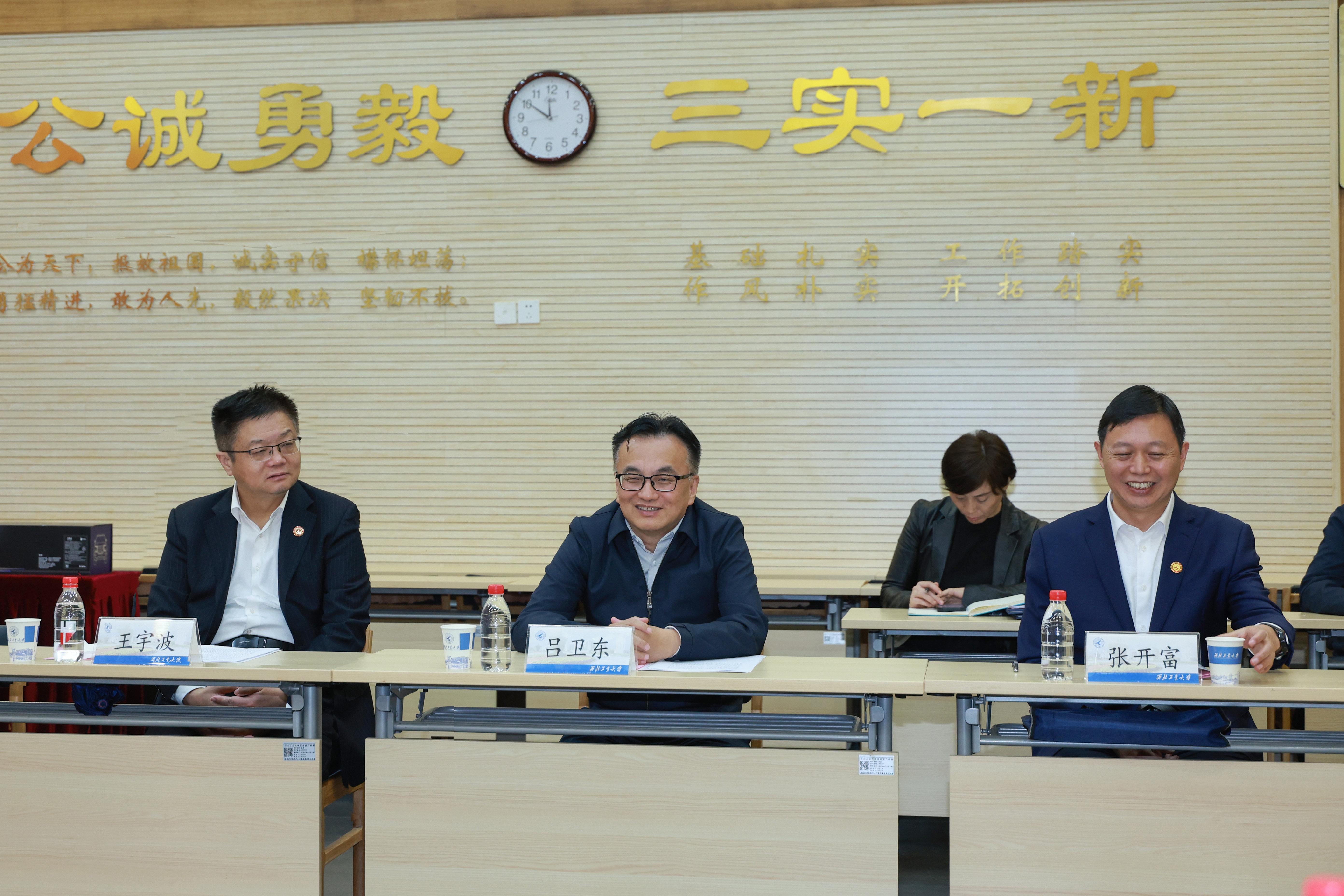 20251010比亚迪公司向万象城娱乐awc线路捐赠仪式 (15).JPG